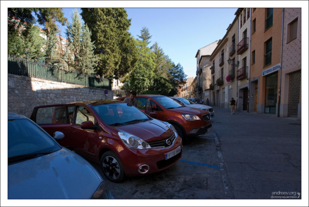 Арендованный на время путешествия Nissan Note на праковке недалеко от акведука. Сеговия, Испания.