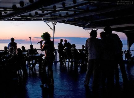 Вечерняя дискотека и конкурсы на теплоходе.