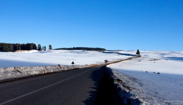 Шоссе, пересекающее Средний Атлас с севера на юг.