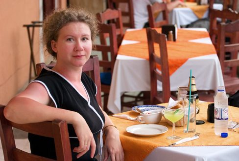 Катя за столиком в ресторане "Casa vieja de los Argos". Кампече.