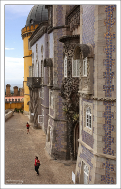 Фасад Дворца Пена выложен плиткой азулежу.