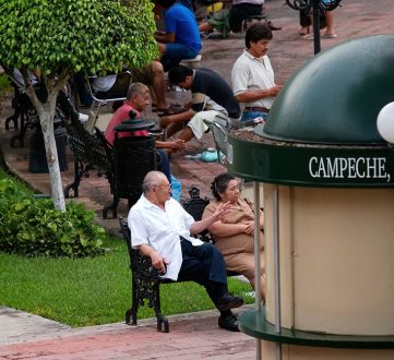 Отдыхающие на центральной площади. Кампече.