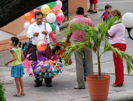 Продавец воздушных шариков.