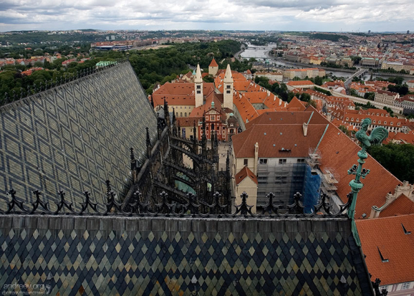 Готические башни собора Св. Вита (собор строили 600 лет).