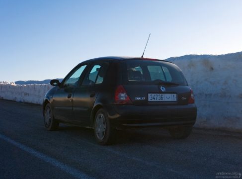 Рено Клио среди сугробов.