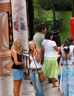 Народ подтягивается к выступлению артистов.