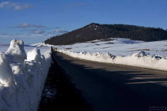 Снег в регионе не тает до конца весны, особенно с северной стороны гор.