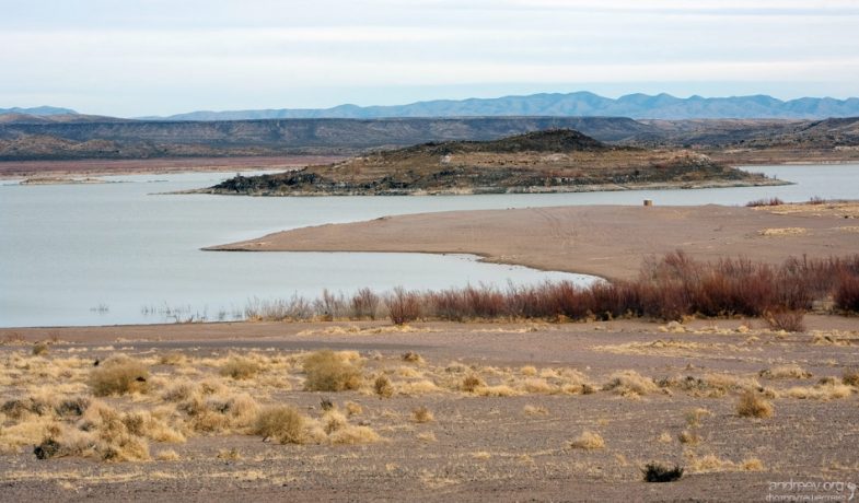 Кемпинг на берегу водохранилища Elephant Butte Reservoir.