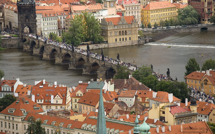 Карлов мост через Влтаву.