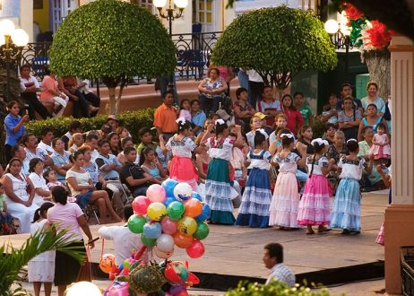 Девочки в национальных костюмах танцуют "jaranas" - традиционный танец Юкатана.