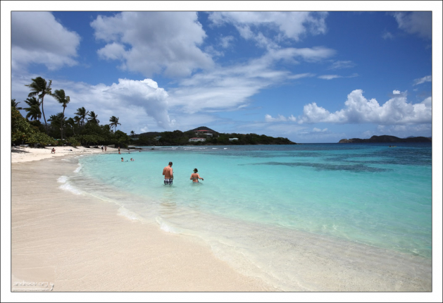 Абсолютно прозрачная вода на Сапфировом пляже.