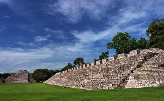 Nohochná (Great House) на входе в древний город Майя - Эцну.