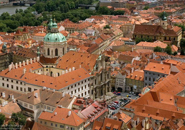 Парковка среди красных крыш.