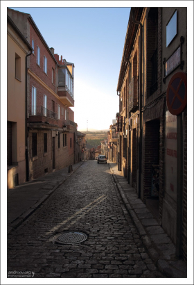 Современный город и брусчатка. Авила, Испания.