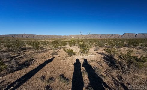 Пустыня, обрамленная горами Chisos Mountains.