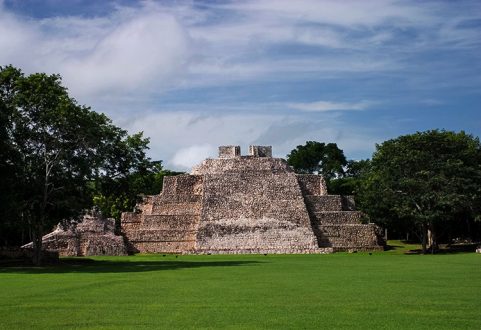 11-метровая пирамида South Temple с наклонным пандусом вместо ступеней - местная особенность. Древний город Майя - Эцна (Edzna).