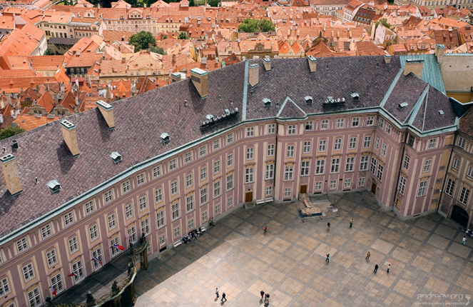 Крыша президентского дворца и дома обычных жителей на заднем плане.