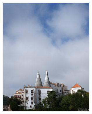 Национальный Дворец Синтры с двумя огромными дымоходами.