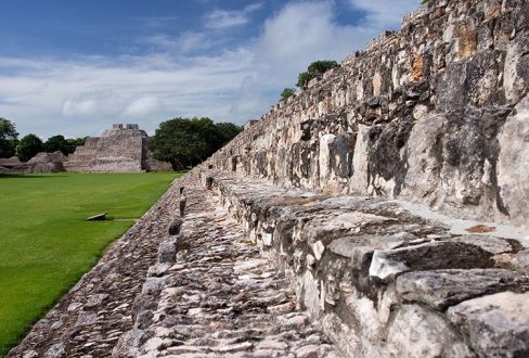 Древние ступени платформы Nohochná. Эцна, полуостров Юкатан.