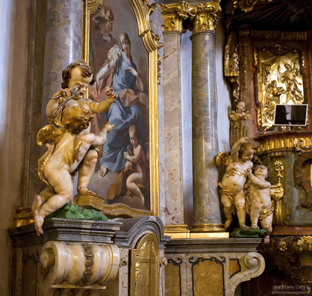 Ангелочки-зубоврачеватели. На стене изображение святой Аполены, которой за отказ отречься от Христа выбили зубы. Покровительница дантистов в Лоретанском монастыре.