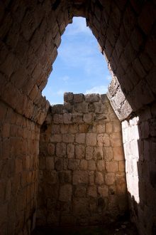 Одна из десяти ниш Большого Акрополя (Great Acropolis). Эцна.