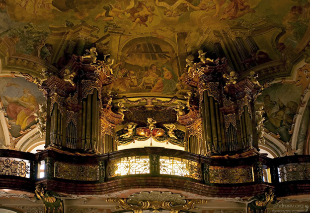 Расписной потолок в Лоретанском монастыре.