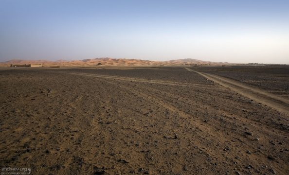 Проложенная в грунте колея.