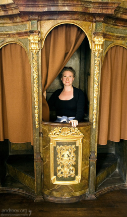 Катя в исповедальной будке в Лоретанском монастыре.