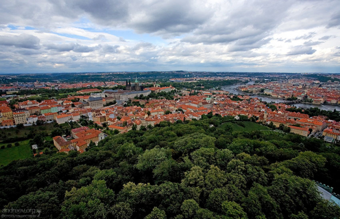 Петршин холм. Со смотровой площадки железной вышки можно увидеть собор Святого Вита целиком.