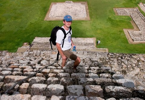 Очень крутая лестница пирамиды Building of the Five Stories (The Palace), с проложенным посередине канатом. Внизу на лужайке человечек для масштаба. Эцна.