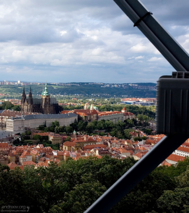 Собор Святого Вита и элемент железной вышки.