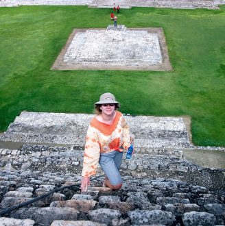 На ступеньках пирамиды Building of the Five Stories. Эцна.