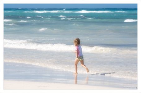 Саша бегает по линии прибоя в Белом заливе.