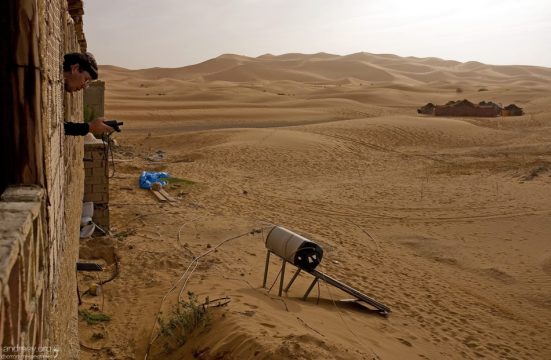 Попытка поймать спутниковый сигнал в песках.