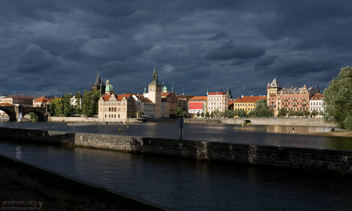 Набережная Влтавы после дождя при необычном освещении.