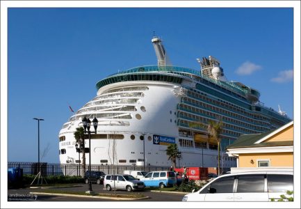 Круизное судно "Mariner of the Seas" в порту Falmouth.