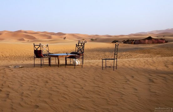 Место для посиделок с видом на пустыню.