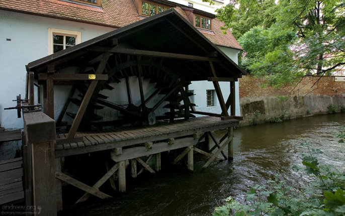 Деревянное колесо водяной мельницы Хуть на протоке Чертовка.