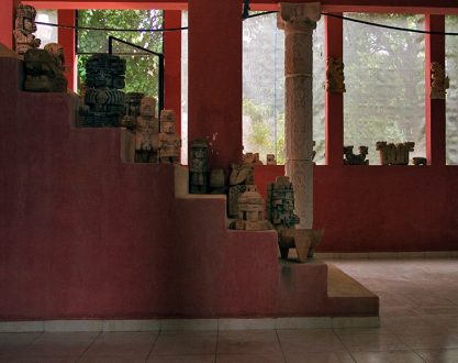 В фойе гостиницы-ресторана "Chak-Mul" в деревне Santa Elena.