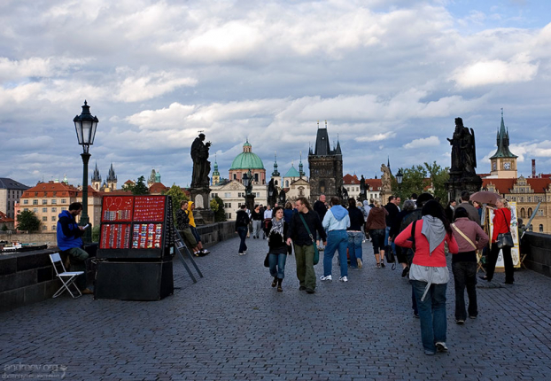 Продажа сувениров на Карловом мосту.