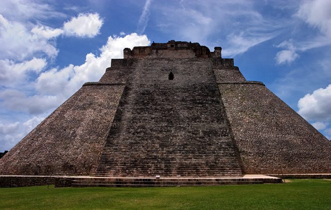 Необычная Пирамида Волшебника (Casa del Adivino), с закругленными гранями. Ушмаль.