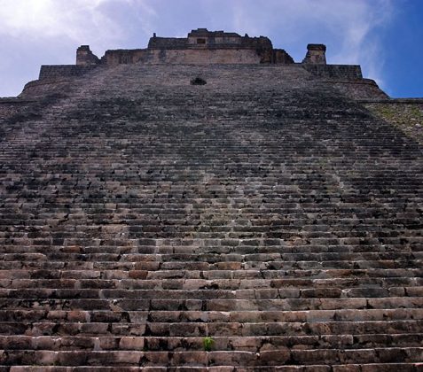 Ступени Пирамиды Волшебника. Ушмаль.