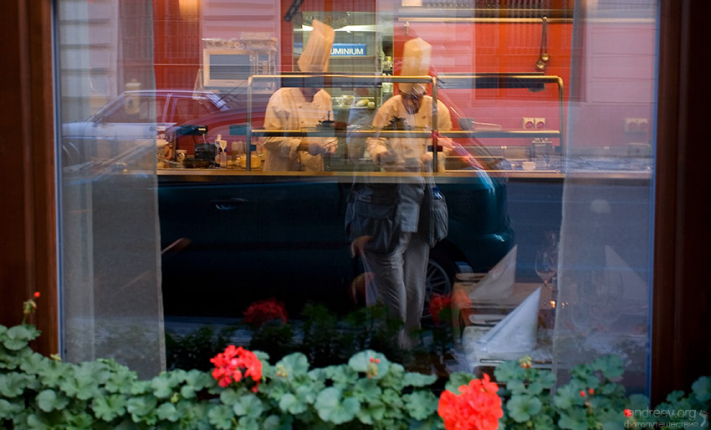 Повара колдуют на кухне одного из ресторанов.