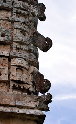 Маски Чак-Мула с хоботами. Ушмаль.