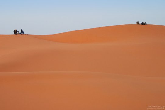 Туристы, забравшиеся на дюны своим ходом.