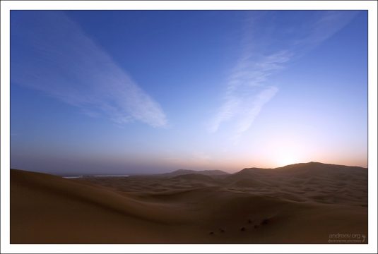 Ранний закат в песках пустыни.