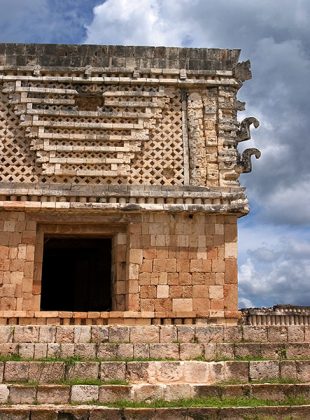 Фасад Квадранта Монашек и маски Чак-Мула с длинными носами. Ушмаль.