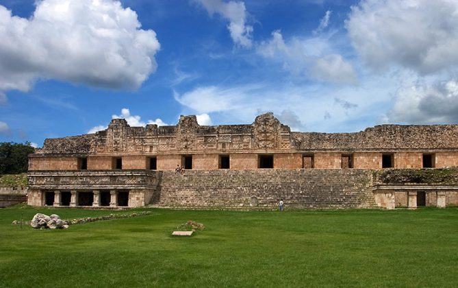 Одно из четырех зданий в Квадранте Монашек. Ушмаль.