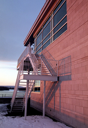 В розовых лучах заката.