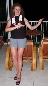 Насмотревшись на гавайских девушек, танцующих хулу.